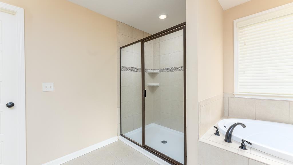 Soaking tub / Separate Shower